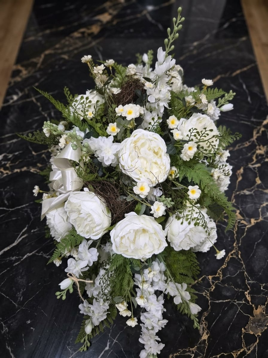 Smútočná ikebana Biela